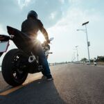 Los accesorios imprescindibles para tu viaje en moto