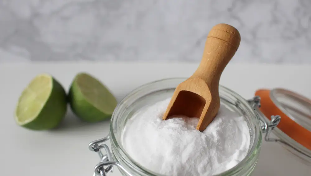 Tarro con bicarbonato de sodio en una cocina