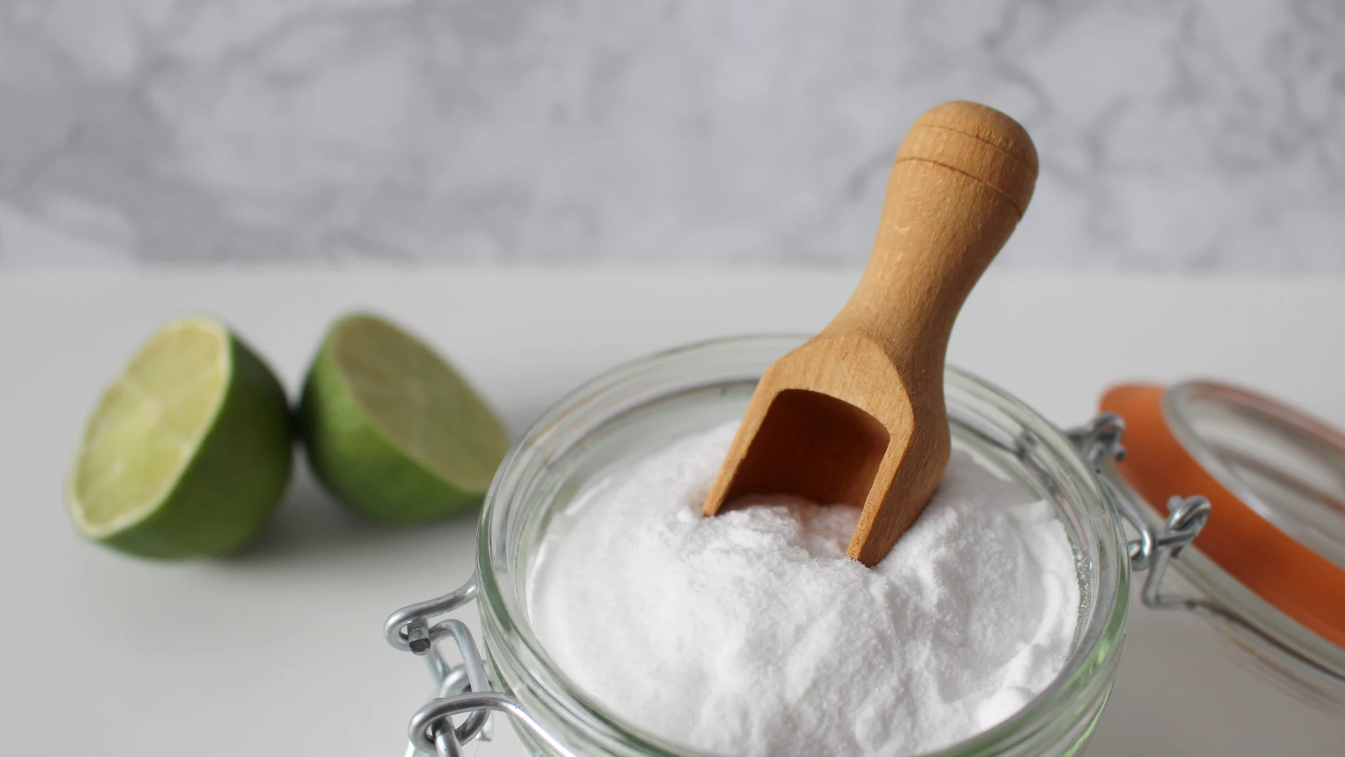 Tarro con bicarbonato de sodio en una cocina