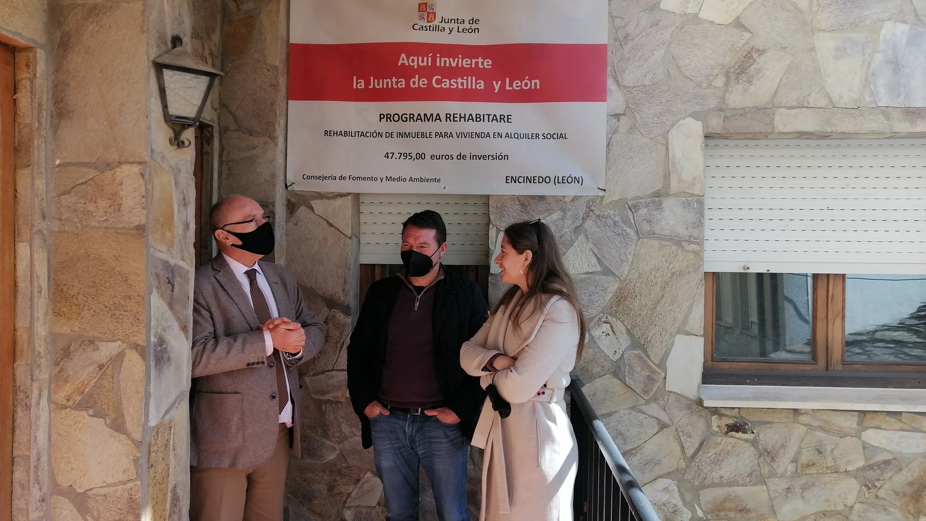 La delegada territorial de la Junta en León, Ester Muñoz, el jefe del Servicio Territorial de Fomento, Juan Francisco Escanciano, y el alcalde de Encinedo, Jose Manuel Moro, visitan la vivienda recientemente acondicionada en Encinedo (León) con los fondos del programa Rehabitare