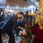 El presidente de la Junta de Andalucía, Juanma Moreno, este Lunes Santo durante su visita a la Hermandad de los Afligidos en San Fernando (Cádiz)