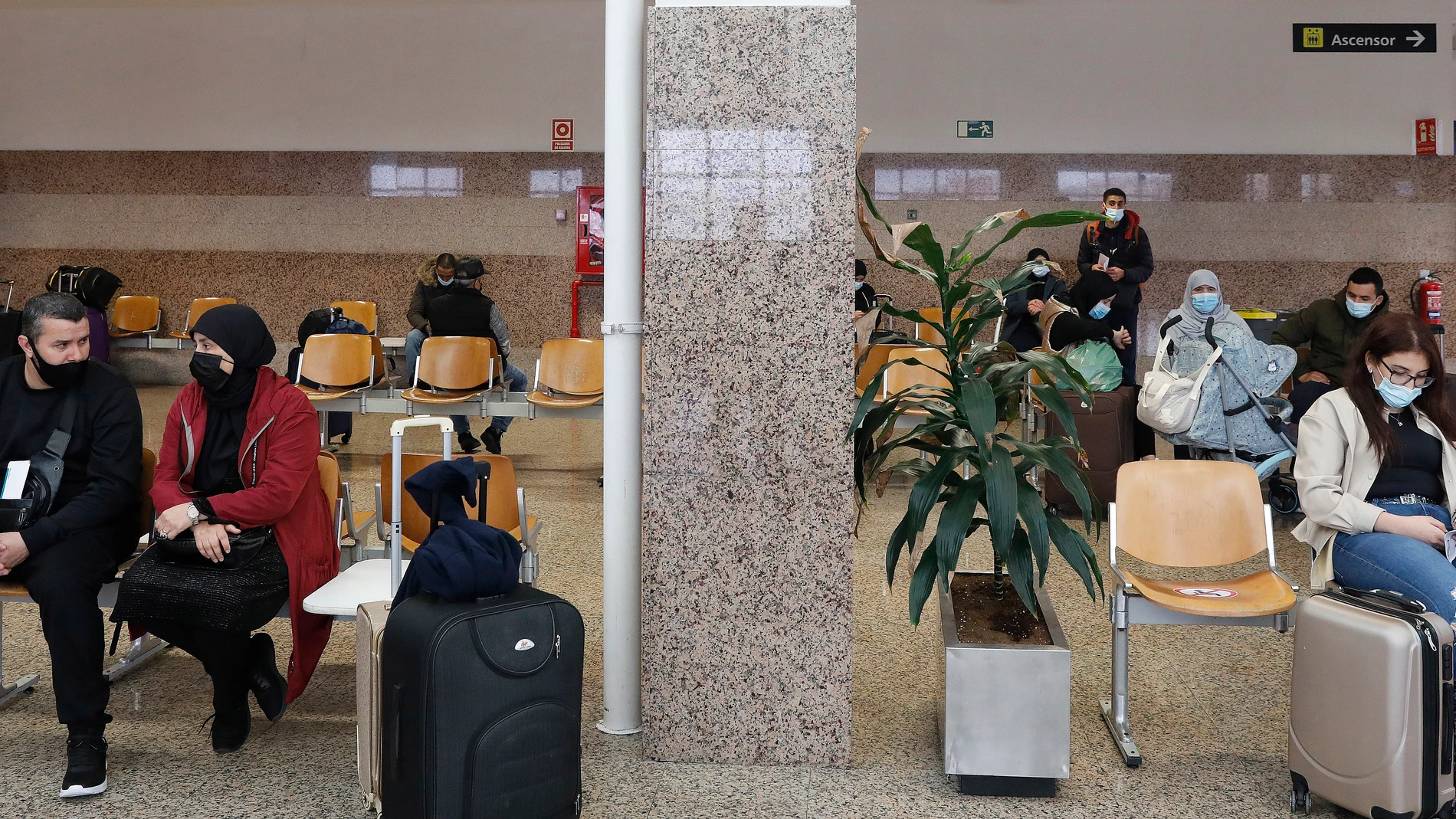 Imagen del puerto de Algeciras después de que los enlaces marítimos para pasajeros entre los puertos gaditanos de Algeciras y Tarifa y los marroquíes de Tánger-Med y Tánger-Ville, respectivamente, hayan restablecido su actividad algo más de dos años después de que estas rutas fueran suspendidas.EFE/Carrasco Ragel