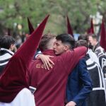 Hermanos del Cerro se abrazan tras suspenderse la salida de la cofradía