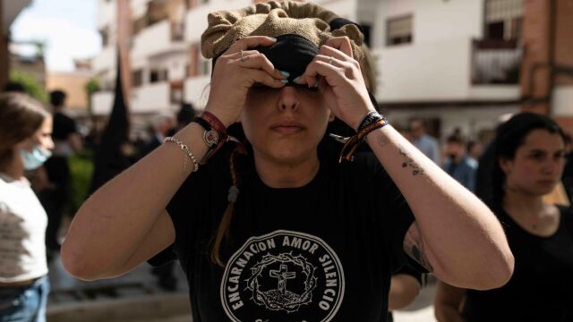 Una costalera de la Real Hermandad y Cofrad&iacute;a del Sant&iacute;simo Cristo del Amor de C&oacute;rdoba