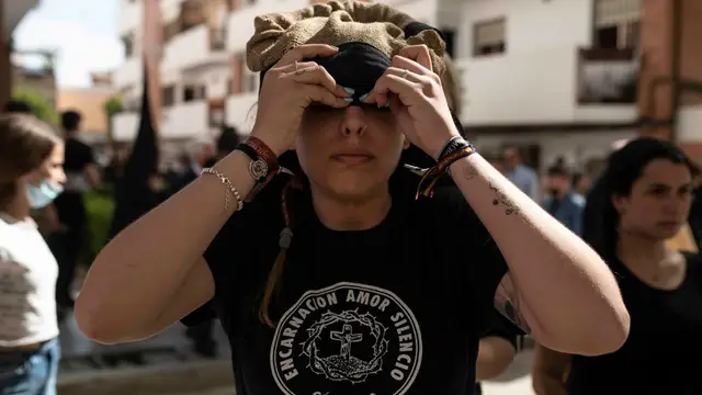 Una costalera de la Real Hermandad y Cofradía del Santísimo Cristo del Amor de Córdoba Una costalera de la Real Hermandad y Cofradía del Santísimo Cristo del Amor de Córdoba