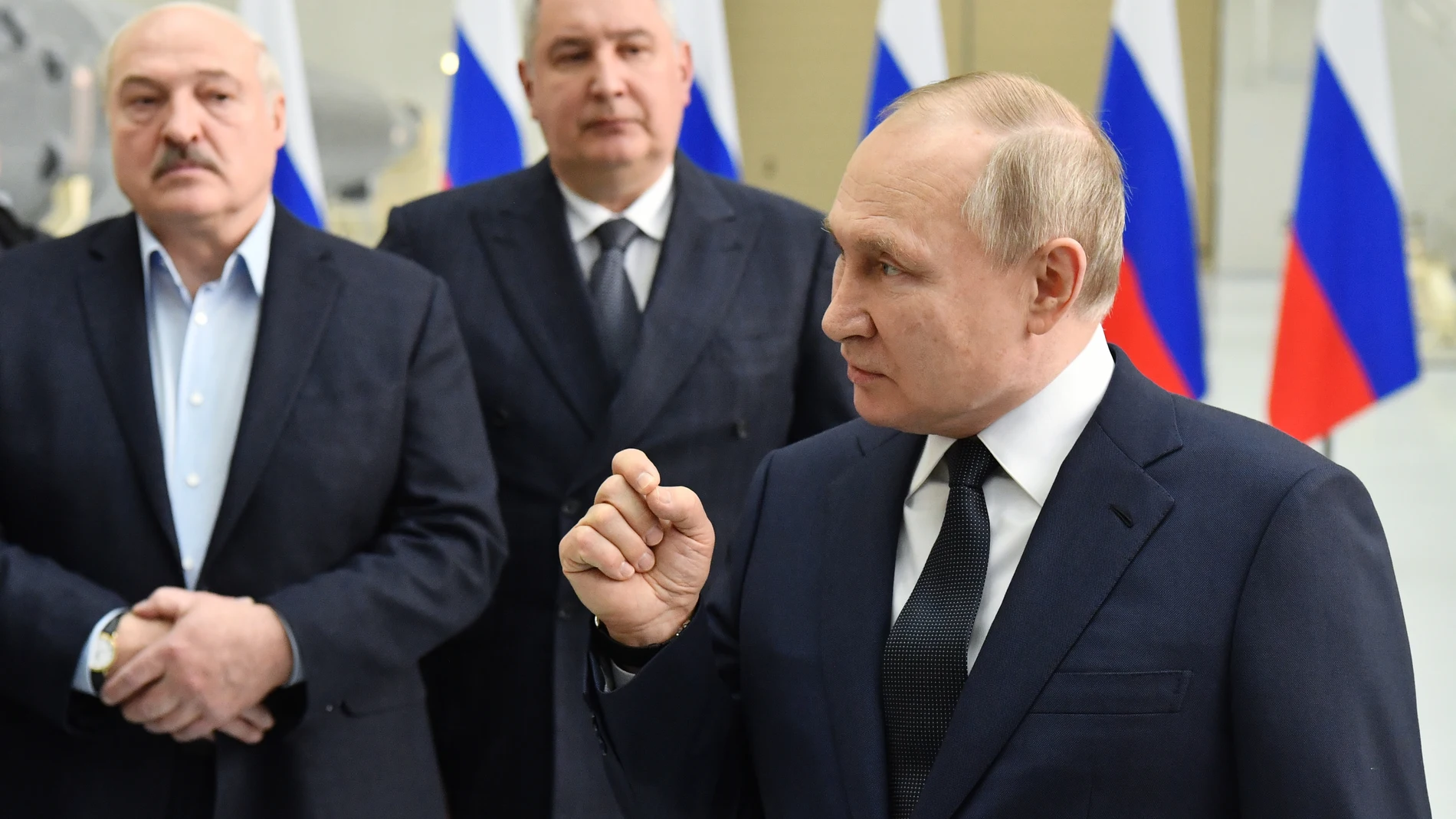 Dmitry Rogozin, junto al presidente de Rusia, Vladimir Putin, y el líder de Bielorrusia, Alexander Lukashenko
