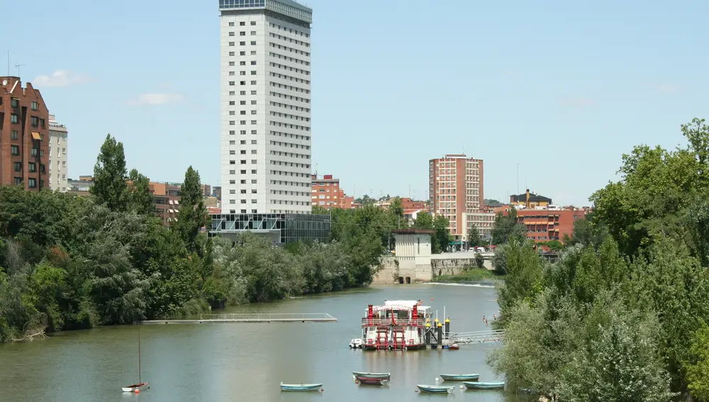 Edificio Duques de Lerma, en Valladolid, junto al río Pisuerga