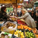 Le Pen en un mercado durante la campaña