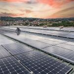 Un operario de Serveo trabaja en una placa solar