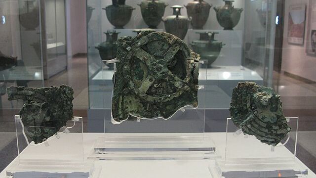 Fotografía del Mecanismo de Anticitera en el Museo Arqueológico Nacional de Atenas (Grecia) | Fuente: Museo Arqueológico Nacional de Atenas
