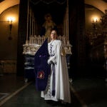Lola con el traje de nazareno caracteristico de esta hermandad en la Parroquia del Carmen