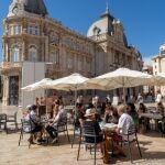 Turistas en la Plaza del Ayuntamiento de Cartagena