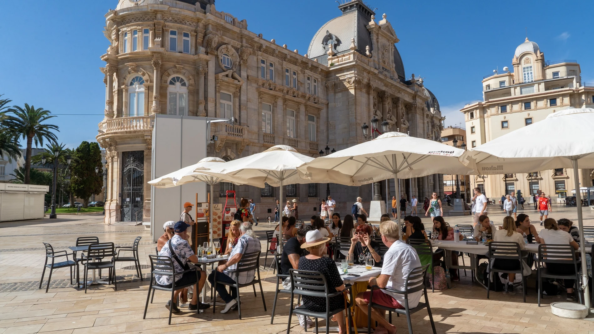 Turistas en la Plaza del Ayuntamiento de Cartagena