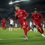 Roberto Firmino del Liverpool celebra su gol anotado ante el Benfica en Anfield