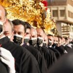 El presidente de la Junta, Juanma Moreno, porta el trono del Cristo de la Exaltación