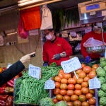 Trabajadores en el mercado municipal Maravillas de Madrid