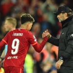 Jurgen Klopp saluda a Firmino