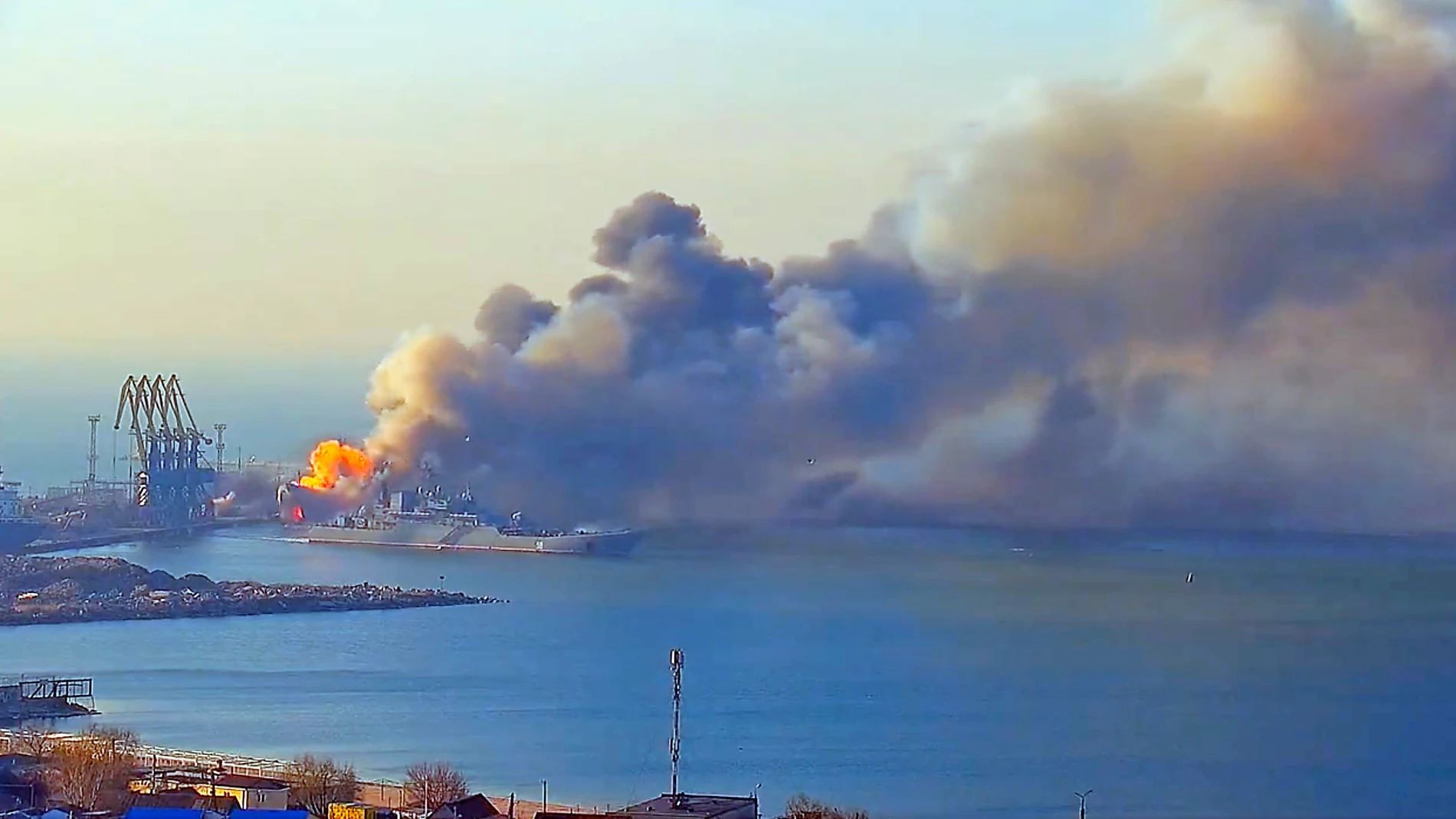 Imágenes del incendio del buque insignia de la Flota del Mar Negro de la Armada Rusa, el navío 'Moskva'