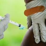 Un sanitario inyecta una dosis de la vacuna de Pfizer durante un ensayo clínico