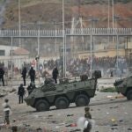 Blindados del Ejército en la frontera ceutí de El Tarajal