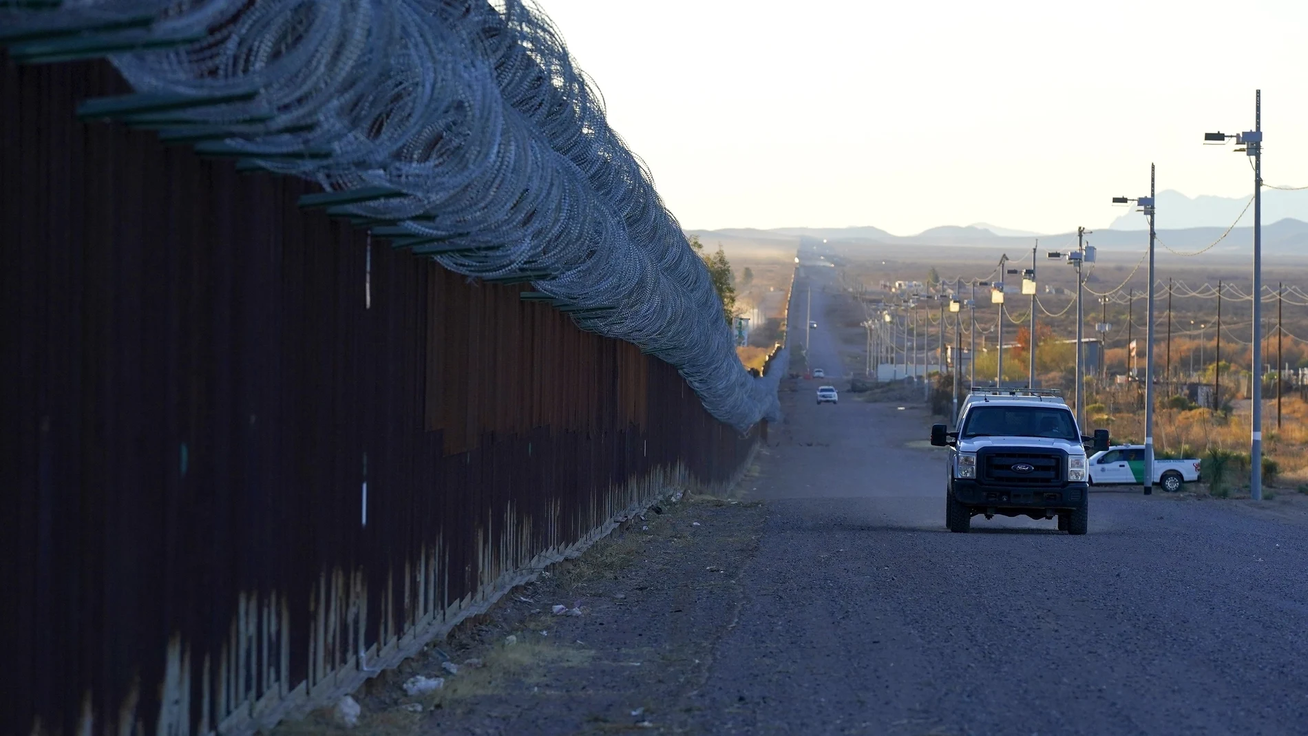 Un vehículo de la Patrulla Fronteriza de Estados Unidos circula a lo largo de la valla fronteriza en el muro de la frontera entre Estados Unidos y México