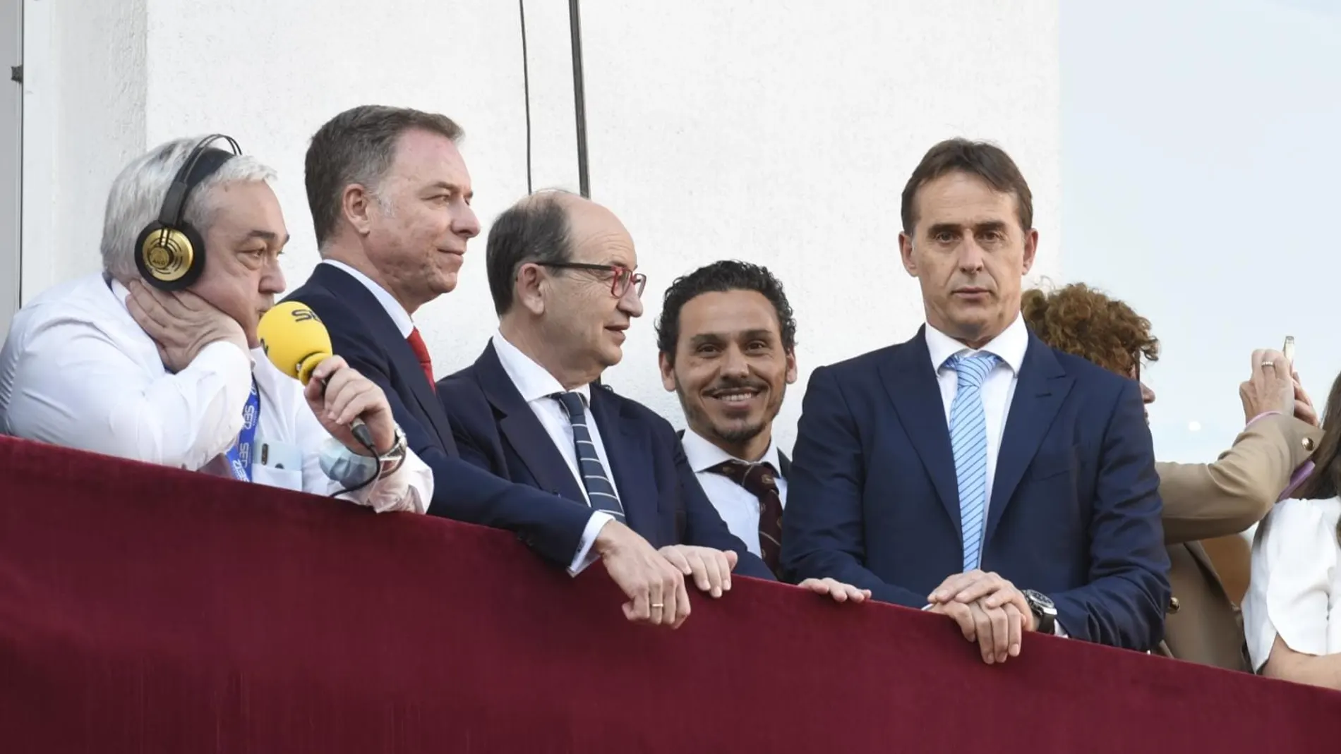 Lopetegui, con la procesión por dentro, en un palco de la Semana Santa de Sevilla este Miércoles Santo