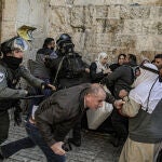 Las fuerzas de seguridad israelíes toman posición en un puesto de control en medio de los enfrentamientos con los palestinos en el recinto de Al Aqsa de Jerusalén