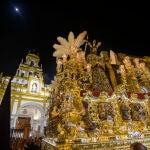 El paso de Jesús de la Sentencia de la Hermandad de la Macarena en la salida de la procesión esta Madrugá en Sevilla. EFE/ Raúl Caro