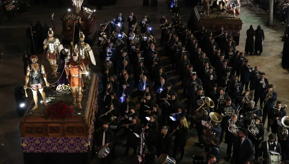 El "cinco de copas", nombre con el que popularmente se conoce al paso de Jesús camino del calvario, se ha bailado esta madrugada al ritmo de la marcha fúnebre de Thalberg, por primera vez en la calle a la vista del público, en el acto que marca el inicio de la procesión más numerosa de Zamora