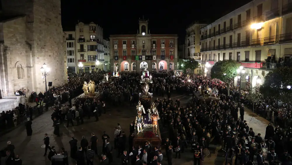 El "cinco de copas", nombre con el que popularmente se conoce al paso de Jesús camino del calvario, se ha bailado esta madrugada al ritmo de la marcha fúnebre de Thalberg, por primera vez en la calle a la vista del público, en el acto que marca el inicio de la procesión más numerosa de Zamora