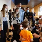 Los reyes Felipe VI y Letizia, junto a la princesa de Asturias y la infanta Sofía, durante su visita a las familias y los niños ucranianos acogidos en el primero de los cuatro centros de Recepción, Acogida y Derivación abiertos en España para atender a refugiados que huyen de la guerra en Ucrania.