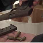 Un agente examina una de las armas que se han incautado