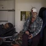 Civiles heridos se sientan en una ambulancia antes de ser trasladados a un hospital tras un ataque ruso en Jarkiv