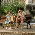Adriana Ugarte y la pequeña Cosette Silguero (en la imagen) comparten protagonismo en «Heridas» junto a María León