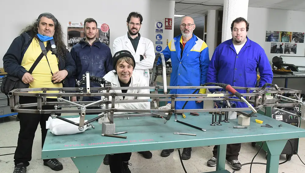El profesor de la Universidad de León (ULe) Pedro Salvadores (2d), posa con los componentes del equipo de profesores y estudiantes que está detrás del proyecto de innovación educativa Racing Team Universidad de León (RTULe)
