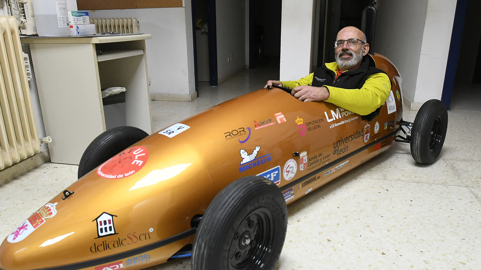 El profesor de la Universidad de León (ULe) Pedro Salvadores, posa en el interior de un monoplaza. El equipo de profesores y estudiantes que está detrás del proyecto de innovación educativa Racing Team Universidad de León (RTULe), que lleva años trabajando en el diseño y construcción de coches de carreras, da ahora un paso más y tiene previsto embarcarse en la construcción de dos vehículos "Fórmula Student" con los que competir en las distintas pruebas que se organizan en Europa para este formato