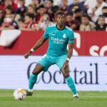 Alaba celebró la victoria del Real Madrid en Sevilla con una silla