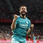 Nacho celebra el gol del empate del Real Madrid en Sevilla. Después, Benzema lograría el de la victoria