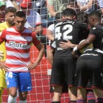 Los jugadores del Levante y del Granada, al finalizar el partido de la Jornada 32 de LaLiga Santander, este domingo en el estadio Nuevo Los Cármenes de Granada
