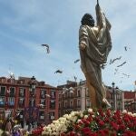 Encuentro de los pasos en la Plaza Mayor de Valladolid con la tradicional suelta de palomas