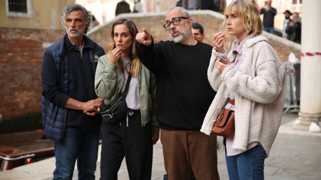 De izquierda a derecha: Enrico Lo Verso, Silvia Alonso, Álex de la Iglesia e Ingrid García-Jonsson, durante el rodaje de "Veneciafrenia"