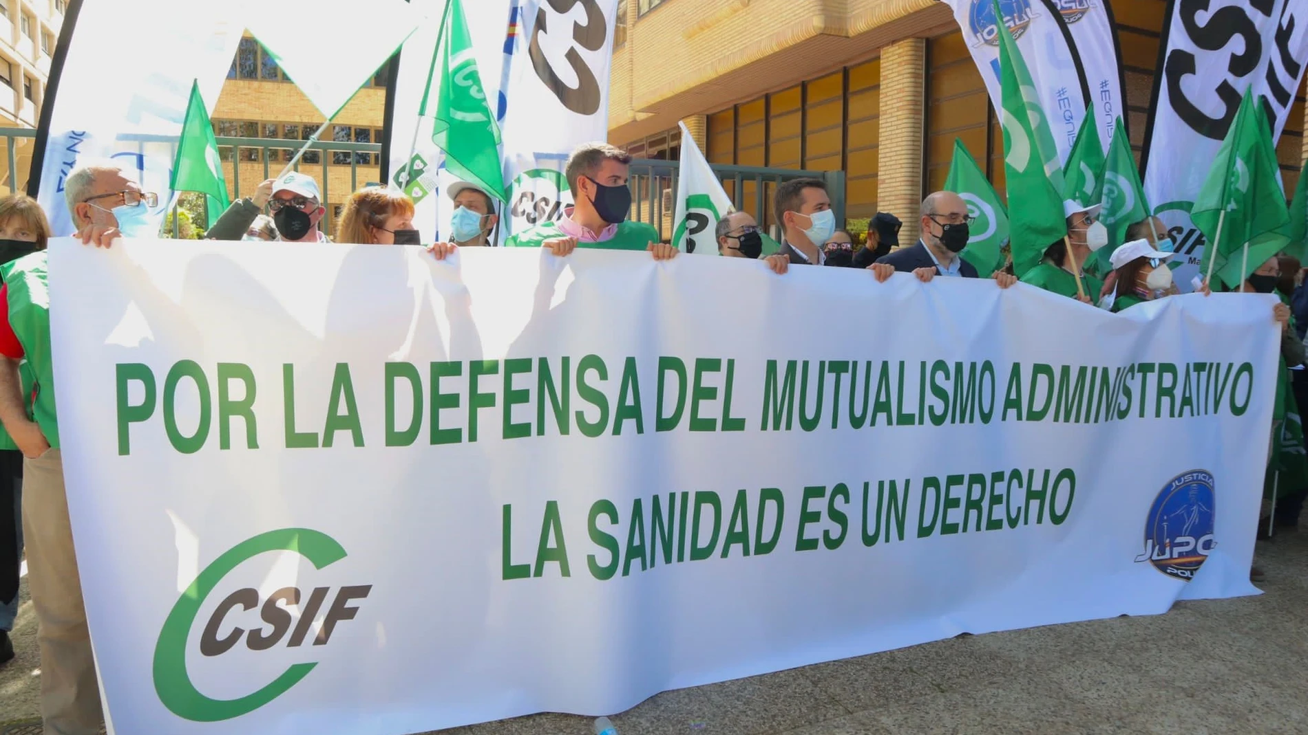 La Central Sindical Independiente y de Funcionarios (CSIF) y el sindicato de Policía Nacional JUPOL se concentran frente a la sede de MUFACE para protestar contra recortes sanitarios en mutuas.