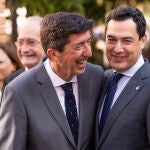 El presidente de la Junta de Andalucía, Juanma Moreno (d), sonríe junto al vicepresidente, Juan Marín (Cs), tras la foto de familia en el Teatro Romano de Málaga, momentos antes de la reunión del Consejo de Gobierno. EFE/Carlos Díaz