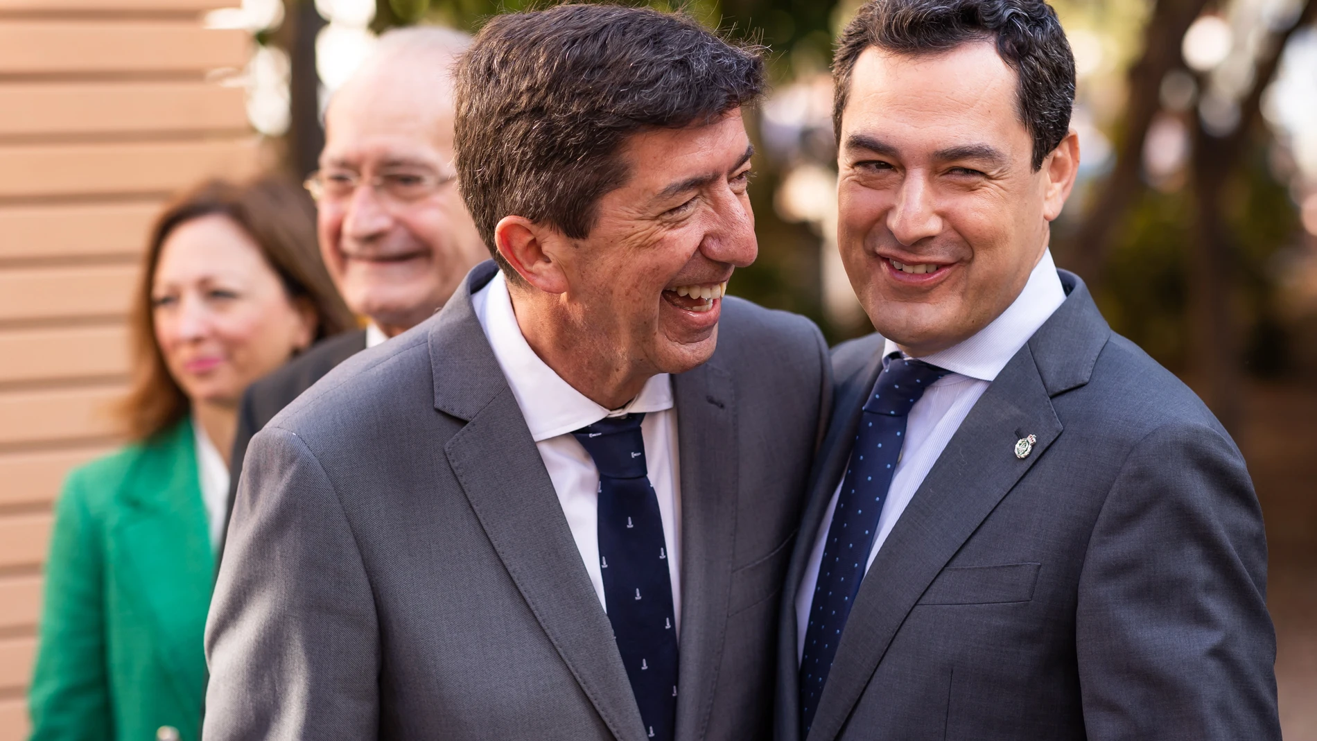 El presidente de la Junta de Andalucía, Juanma Moreno (d), sonríe junto al vicepresidente, Juan Marín (Cs), tras la foto de familia en el Teatro Romano de Málaga, momentos antes de la reunión del Consejo de Gobierno. EFE/Carlos Díaz