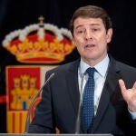 El presidente de Castilla y León, Alfonso Fernández Mañueco, explica su equipo de Gobierno