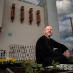 Manuel Segade junto a «Al cuidado de las pequeñas sombras», una de las piezas estrella del museo