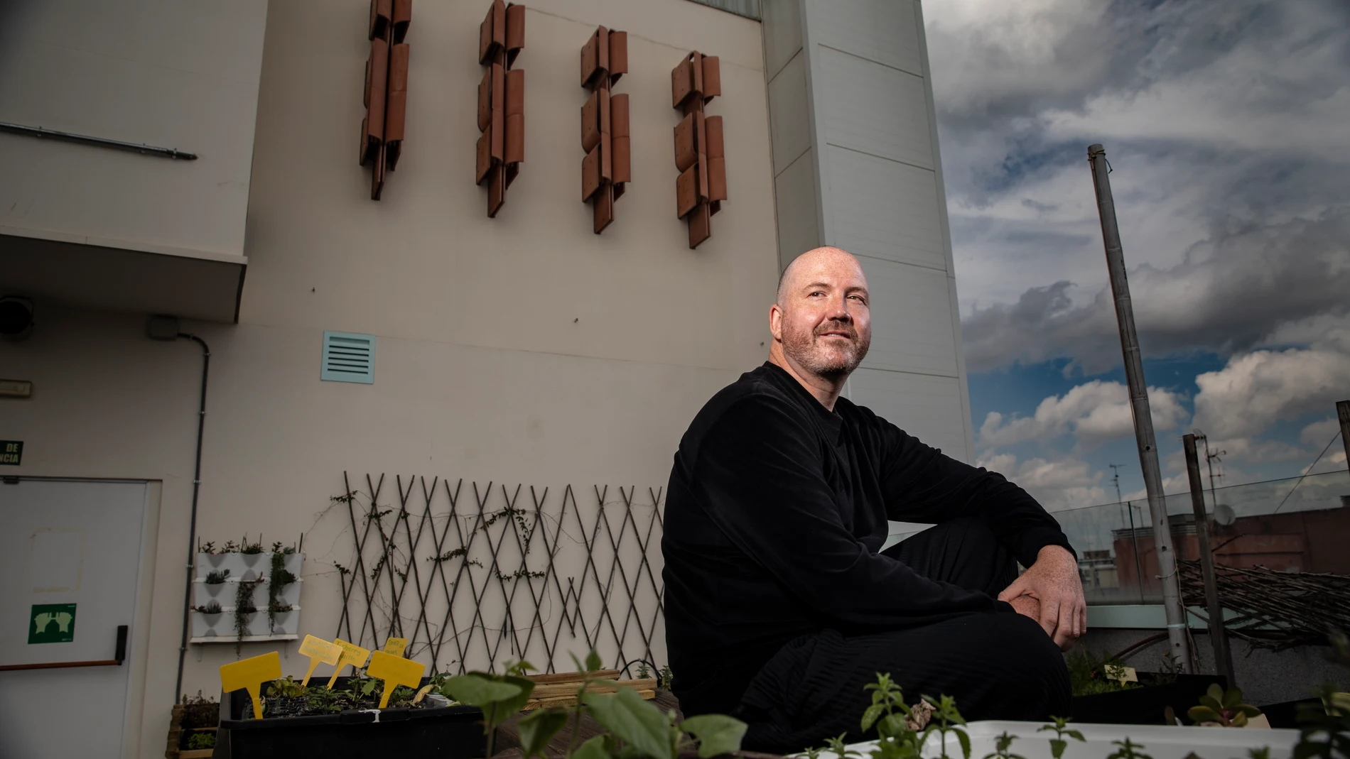 Manuel Segade junto a «Al cuidado de las pequeñas sombras», una de las piezas estrella del museo