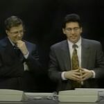 Bill Gates y Chris Capossela, segundos antes del bochornoso momento.