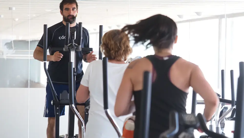 Varias mujeres y un monitor.