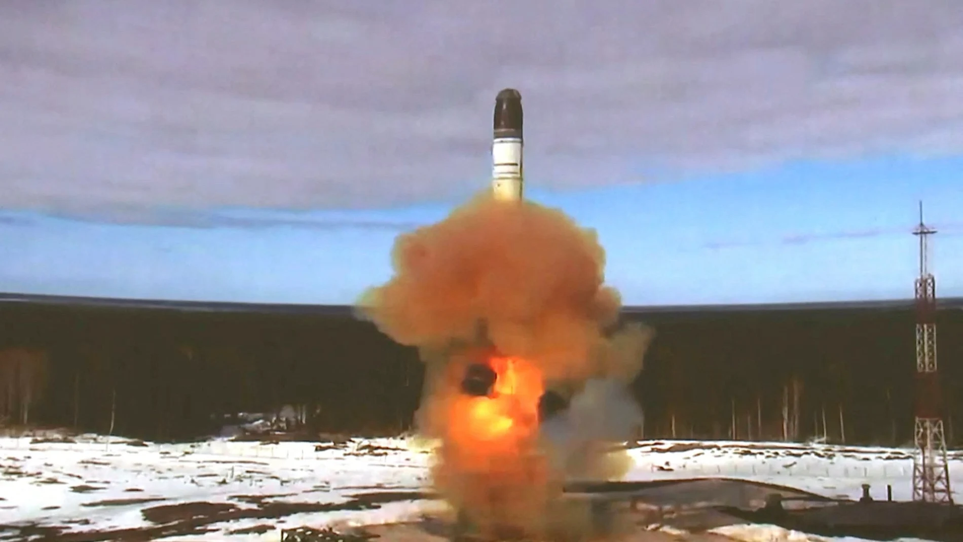 El misil balístico intercontinental Sarmat, lanzado durante una prueba en el cosmódromo de Plesetsk en la región de Arkhangelsk, Rusia.